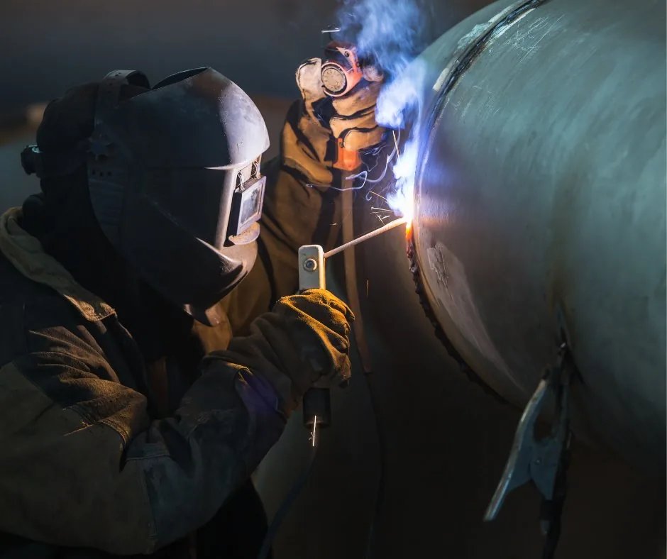 Soudeur certifié CWB en intervention TIG sur conduite industrielle — équipe CFI Industrie au Saguenay–Lac-Saint-Jean, Québec