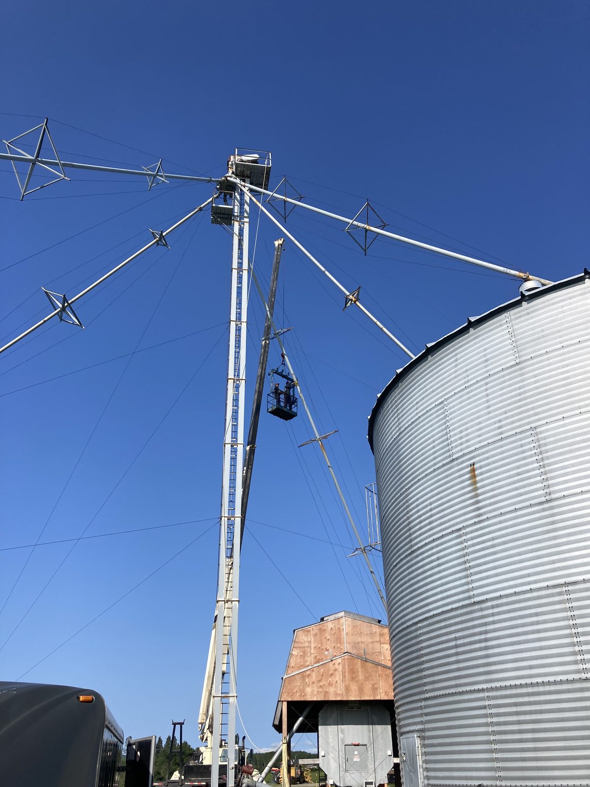 Élévateur à godets industriel agricole avec tuyauterie galvanisée entre silos commerciaux — changement de tuyaux chez coopérative agricole du Saguenay au Saguenay par CFI Industrie