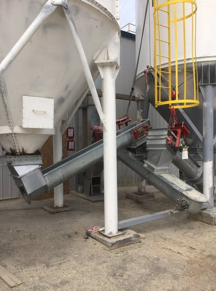 Élévateur et convoyeur sur silo de granules de bois pour usine de pellets LG Granules au Québec — système complet de manutention biomasse forestière