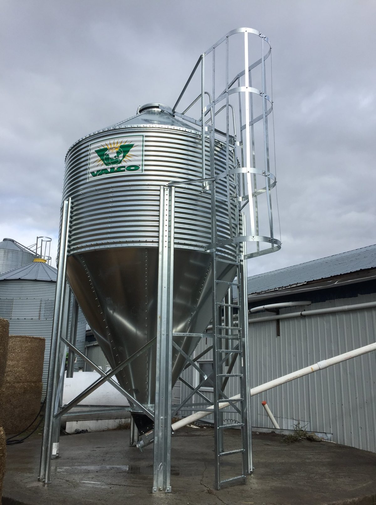 Silo à moulée VALCO galvanisé avec échelle de service et garde-corps cylindrique installé par CFI Industrie pour producteur agricole au Québec