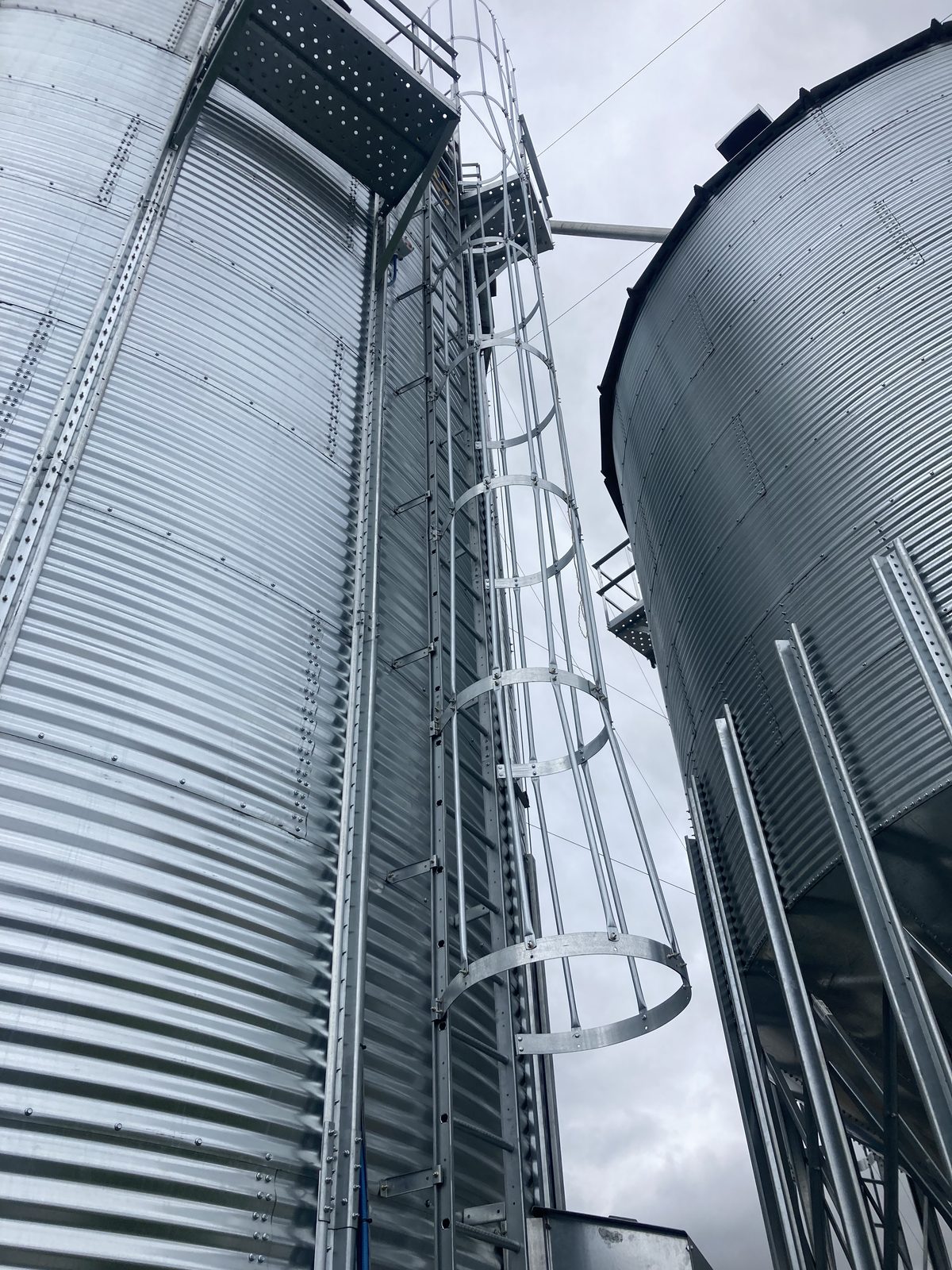 Levage de structure de silo Nutrinor par grue National et mât d'érection — installation par CFI Industrie au Saguenay–Lac-Saint-Jean
