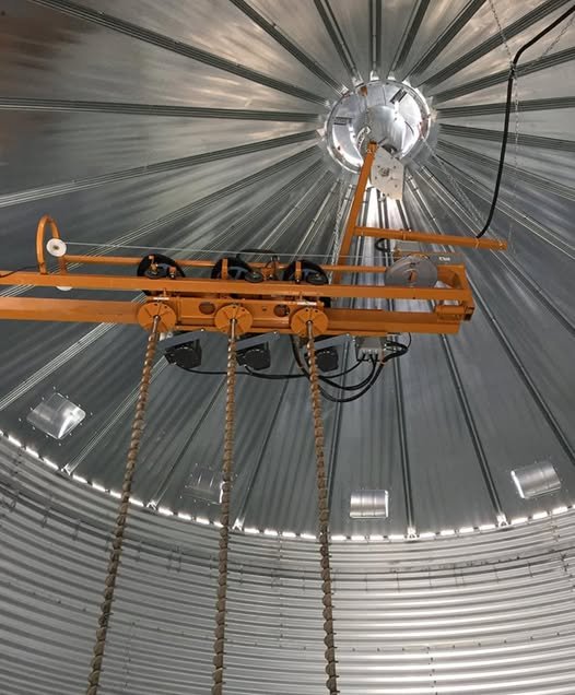 Vue intérieure d'un silo à grain avec séchoir et système de manutention au sommet — installation par CFI Industrie pour la ferme CJM Maltais au Québec